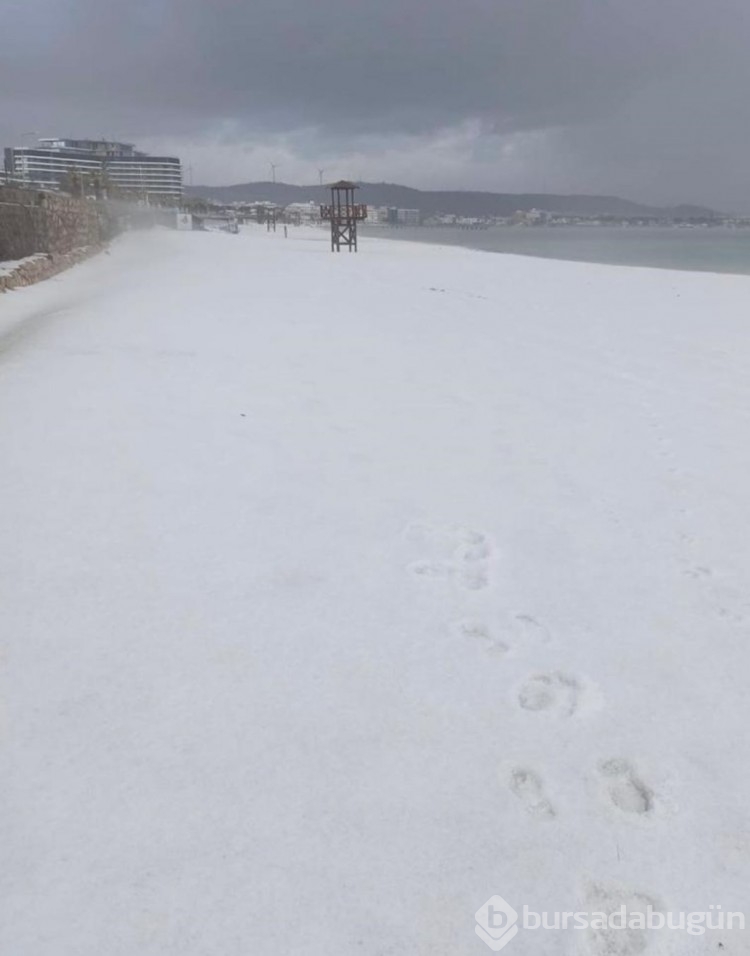 Çeşmede plajlar beyaza büründü