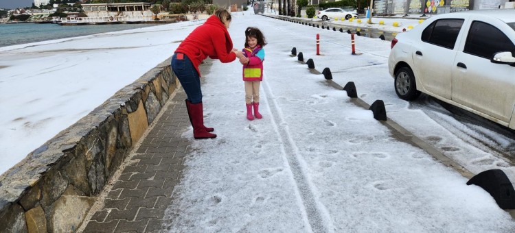 Çeşmede plajlar beyaza büründü