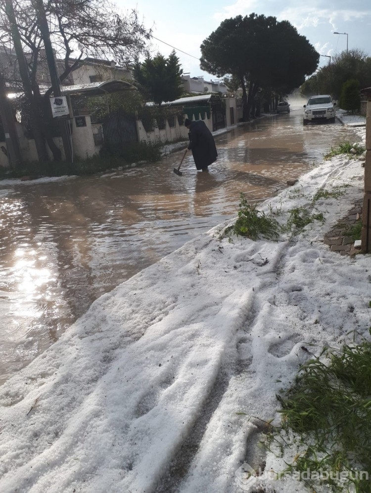 Çeşmede plajlar beyaza büründü