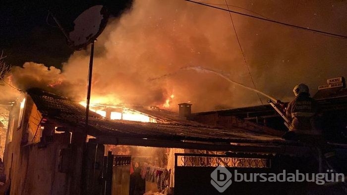 Balıkesir'de çıkan yangında 4 ev, kullanılamaz hale geldi