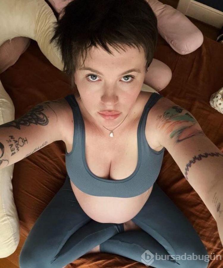 Anne olmaya hazırlanan oyuncu Ireland Baldwin duşta poz verdi