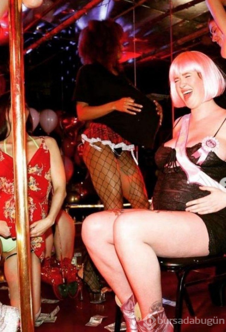 Anne olmaya hazırlanan oyuncu Ireland Baldwin duşta poz verdi