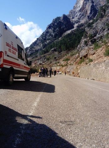 Adana'da üzerine kaya devrilen otomobildeki 4 öğretmen öldü!
