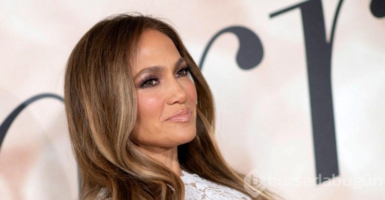 Jennifer Lopez üstsüz poz vererek anlattı!