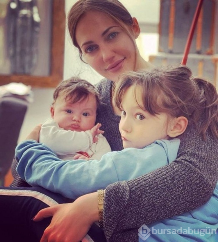 Meryem Uzerli kızı Lara ile objektiflere poz verdi