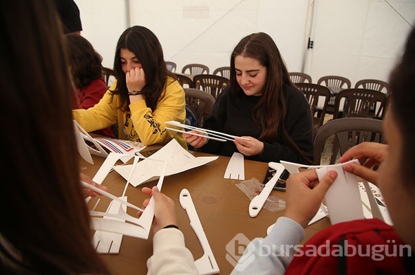 Depremzede çocuklar model uçaklarla eğlendi