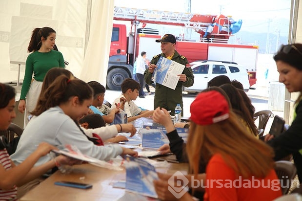 Depremzede çocuklar model uçaklarla eğlendi