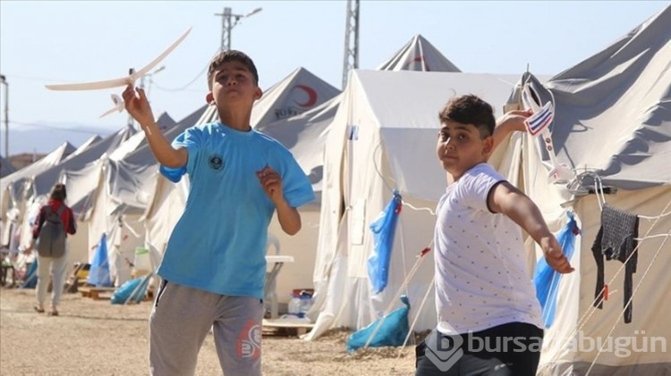 Depremzede çocuklar model uçaklarla eğlendi