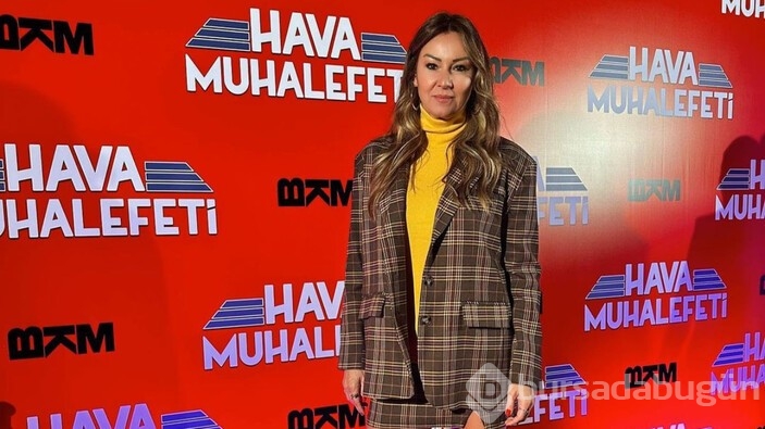Oyuncu Pınar Altuğ mini kombini ile olay oldu