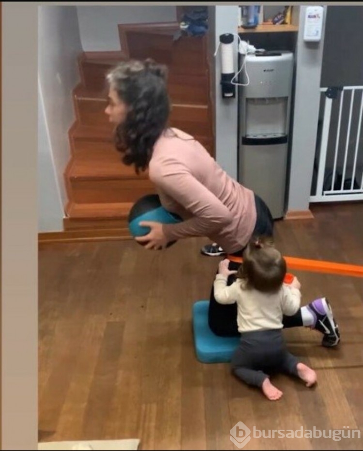 Özge Özpirinçci, minik kızıyla sporda sevimli anlarını paylaştı
