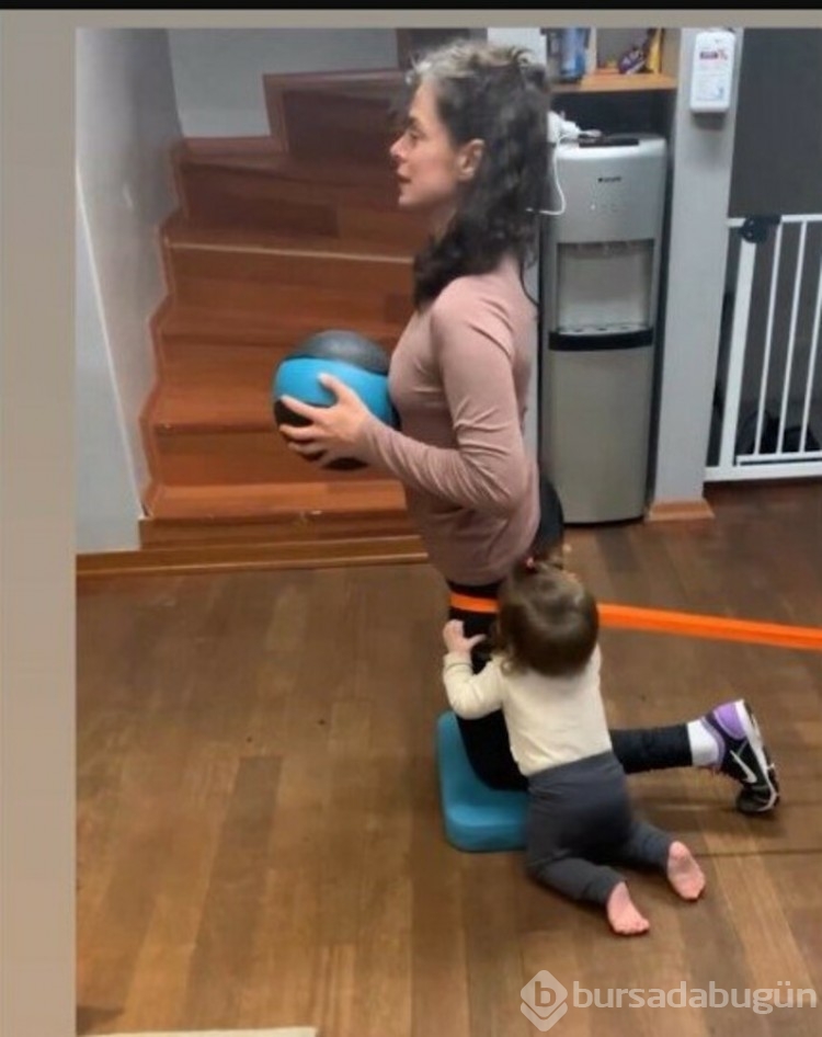 Özge Özpirinçci, minik kızıyla sporda sevimli anlarını paylaştı
