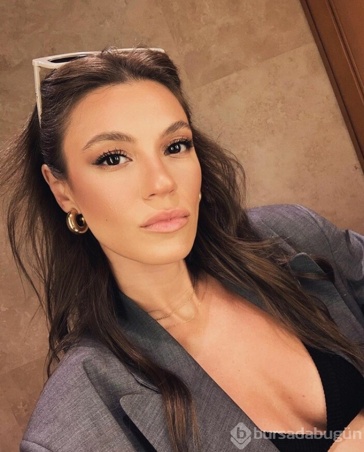 Yüsra Geyik çırılçıplak dans etti