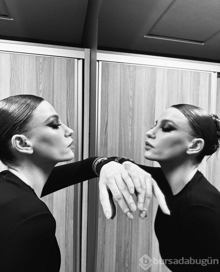Güzel oyuncu Serenay Sarıkaya simsiyah pozlar verdi
