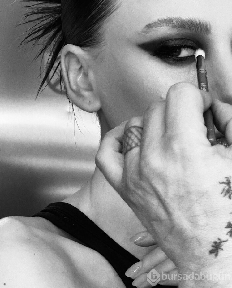 Güzel oyuncu Serenay Sarıkaya simsiyah pozlar verdi