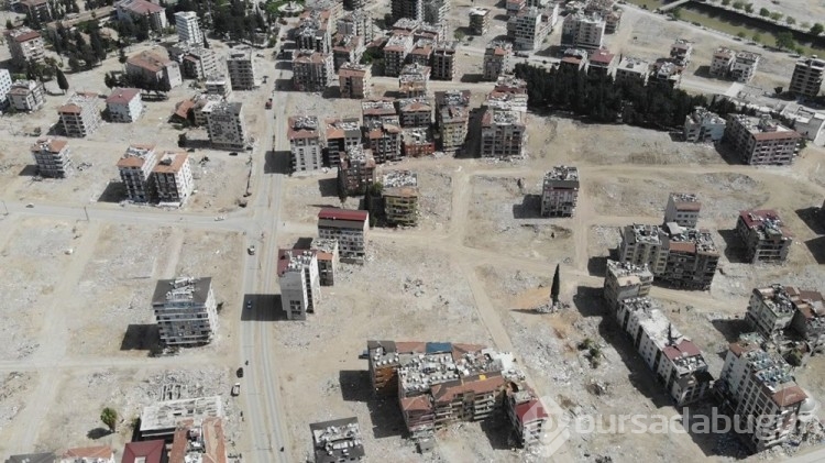Enkaza dönen Hatay'da binalardan boşalan alanlar adeta meydanlar oluştu