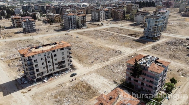 Enkaza dönen Hatay'da binalardan boşalan alanlar adeta meydanlar oluştu