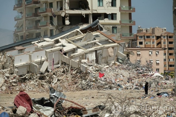Enkaza dönen Hatay'da binalardan boşalan alanlar adeta meydanlar oluştu