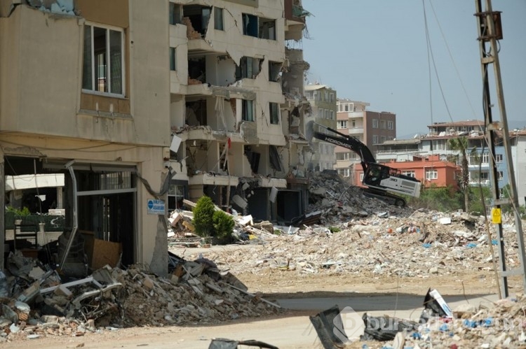 Enkaza dönen Hatay'da binalardan boşalan alanlar adeta meydanlar oluştu