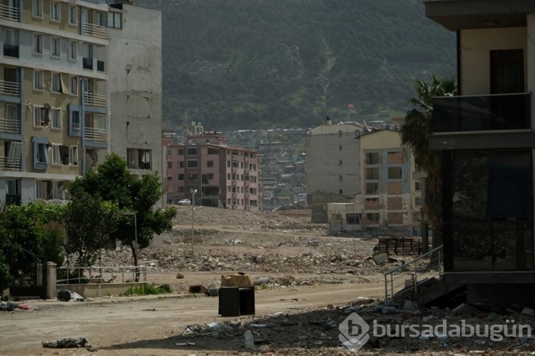 Enkaza dönen Hatay'da binalardan boşalan alanlar adeta meydanlar oluştu