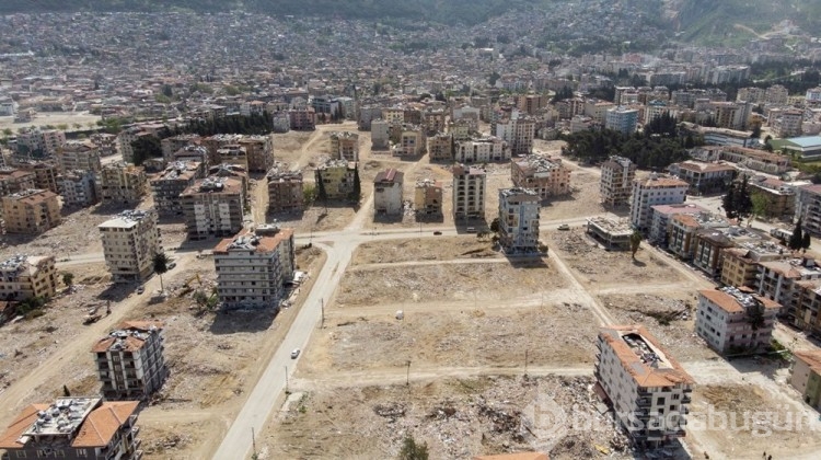 Enkaza dönen Hatay'da binalardan boşalan alanlar adeta meydanlar oluştu