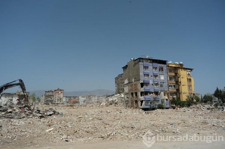 Enkaza dönen Hatay'da binalardan boşalan alanlar adeta meydanlar oluştu