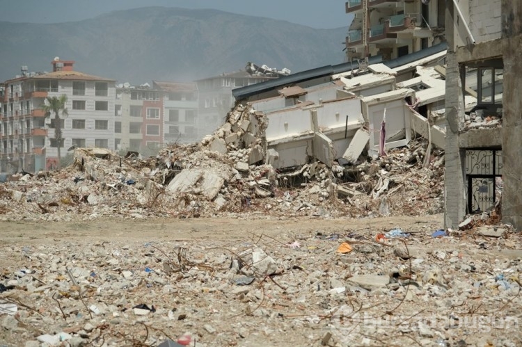 Enkaza dönen Hatay'da binalardan boşalan alanlar adeta meydanlar oluştu