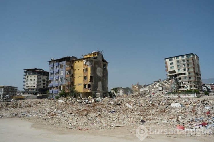 Enkaza dönen Hatay'da binalardan boşalan alanlar adeta meydanlar oluştu