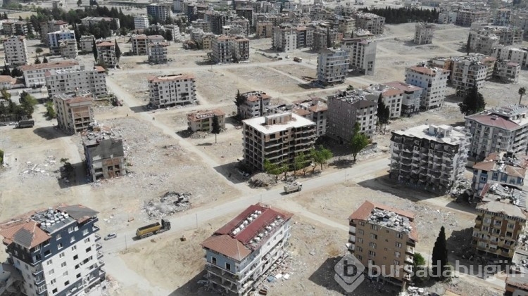 Enkaza dönen Hatay'da binalardan boşalan alanlar adeta meydanlar oluştu