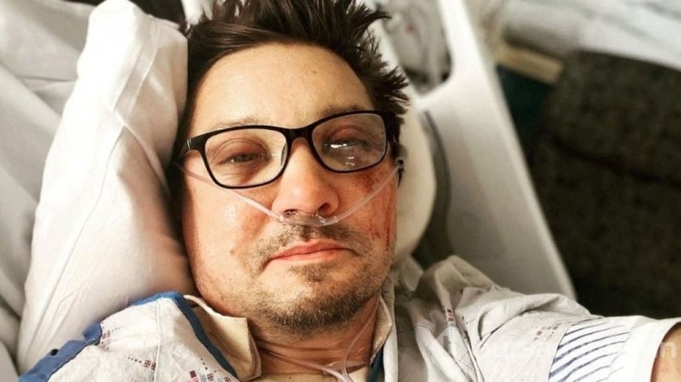 Jeremy Renner uzun zaman sonra ilk kez kırmızı halıda