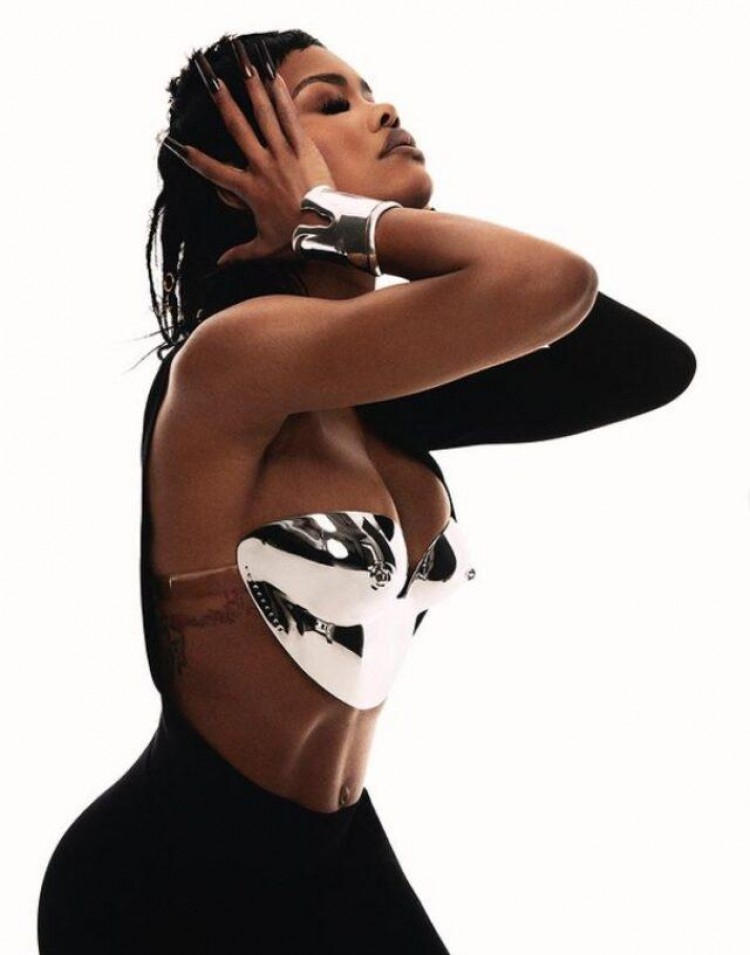 Şarkıcı Teyana Taylor'ın Göğüs dekolteli pozlarına beğeni yağdı! Nefes kesti