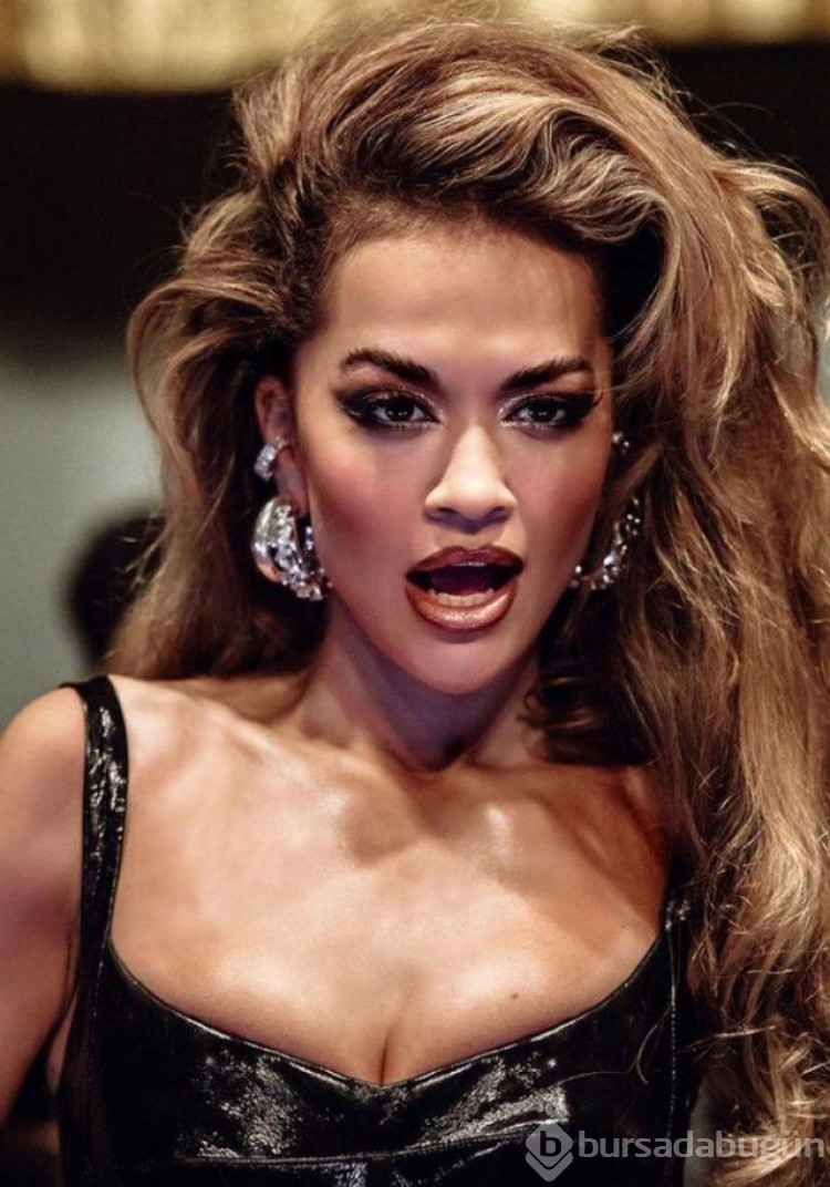İngiliz şarkıcı Rita Ora derin göğüs dekoltesiyle baş döndürdü!