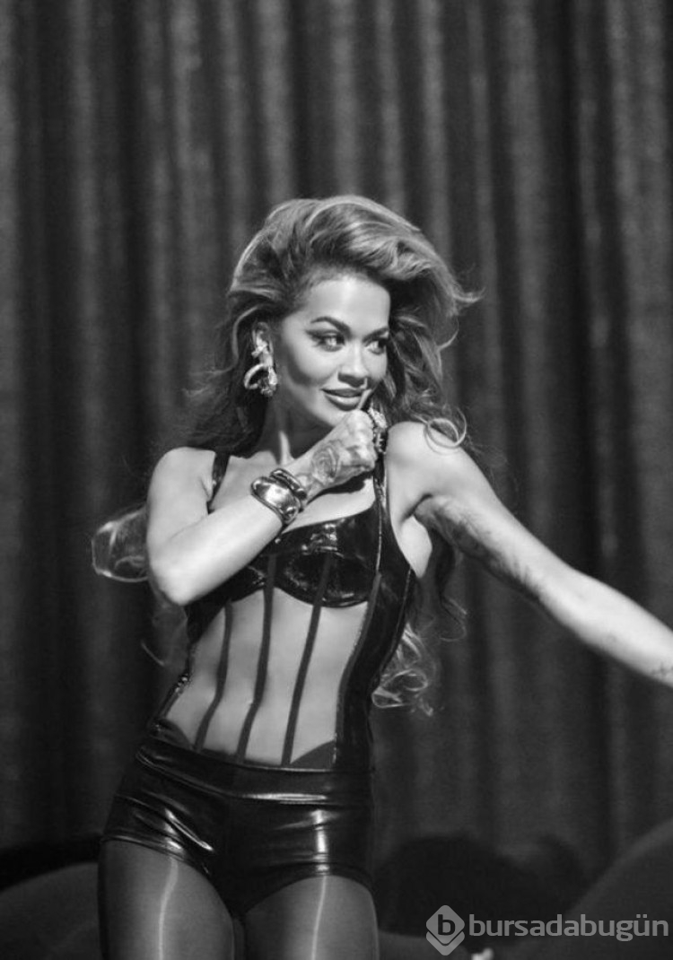 İngiliz şarkıcı Rita Ora derin göğüs dekoltesiyle baş döndürdü!