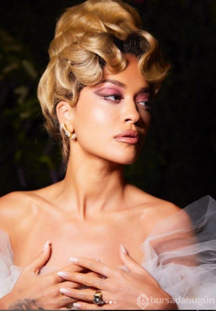 İngiliz şarkıcı Rita Ora derin göğüs dekoltesiyle baş döndürdü!