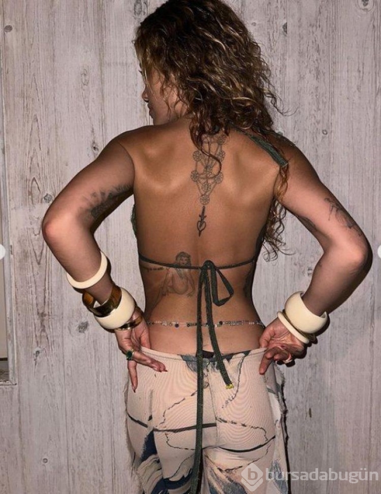 İngiliz şarkıcı Rita Ora derin göğüs dekoltesiyle baş döndürdü!
