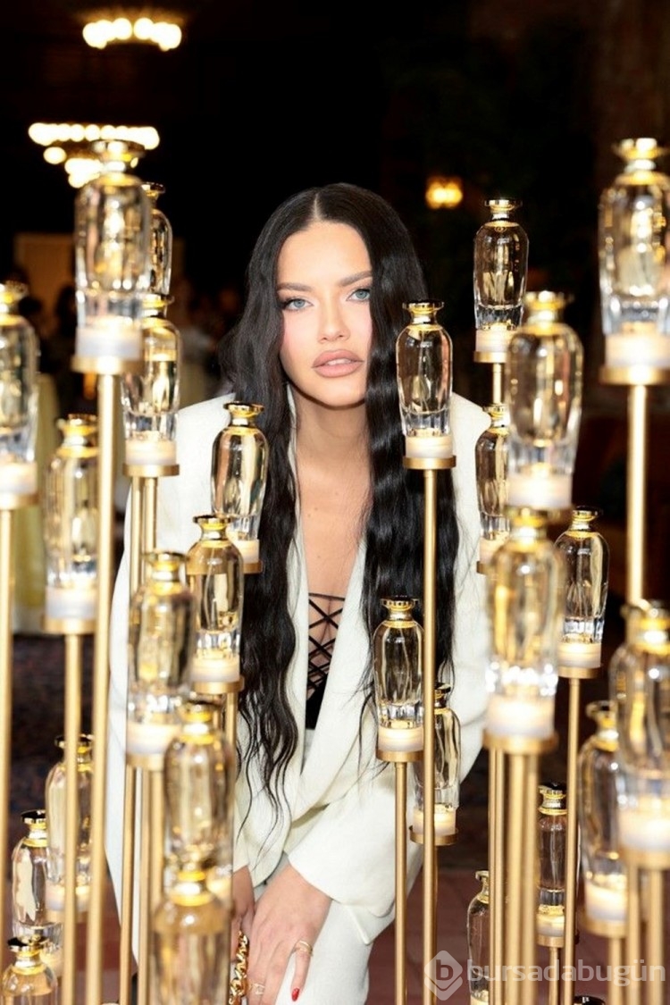 Adriana Lima yeniden Victoria's Secret'ın tanıtım etkinliğinde boy gösterdi