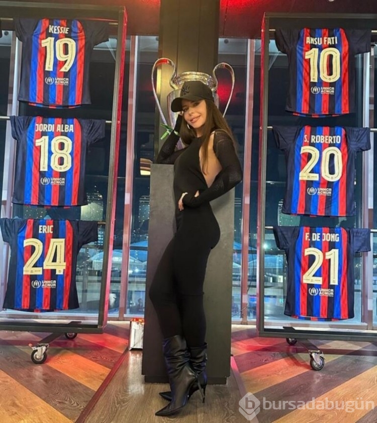Barcelona'nın ünlü stadı Camp Nou'da şarkıcı Simgenin reklamı yapıldı