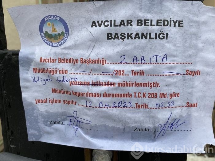 4 katlı binanın merdivenleri çöktü