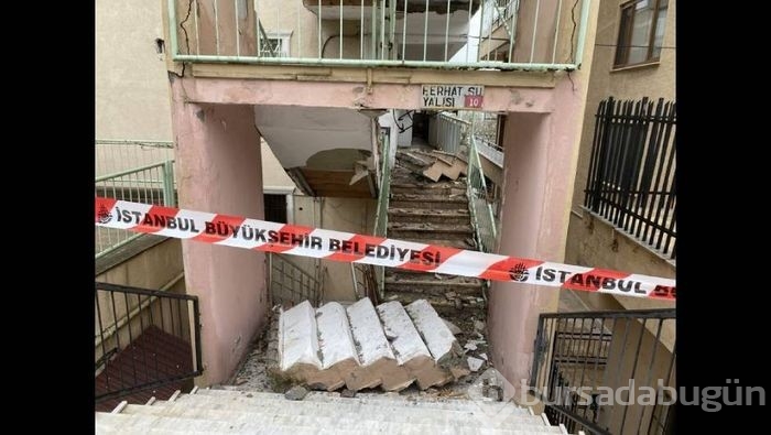 4 katlı binanın merdivenleri çöktü