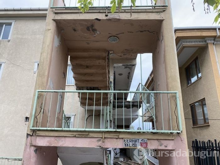 4 katlı binanın merdivenleri çöktü