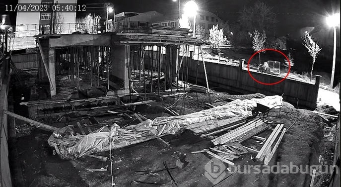 İnşaattan demir çalarken dans etti