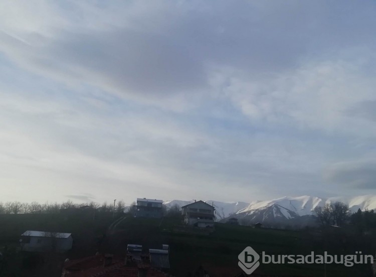Nisan ayının ortasında Uludağ'a yağan kar yüzleri güldürdü