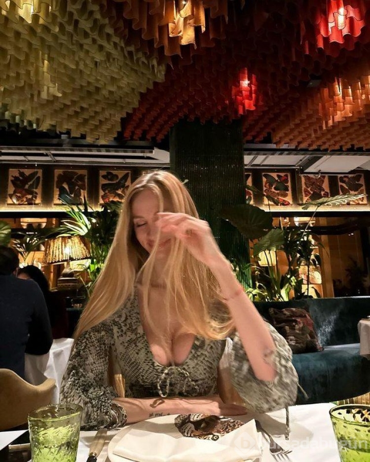 Reynmen'in sevgilisi dekolteli pozlarını paylaştı! Instagram'ı karıştırdı