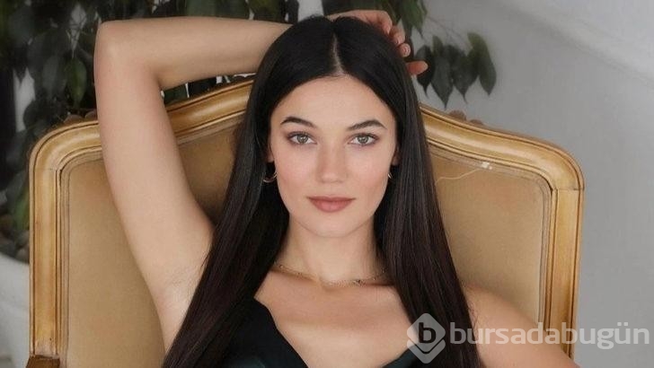 Güzel oyuncu Pınar Deniz minisini sıyırıp poz verdi!