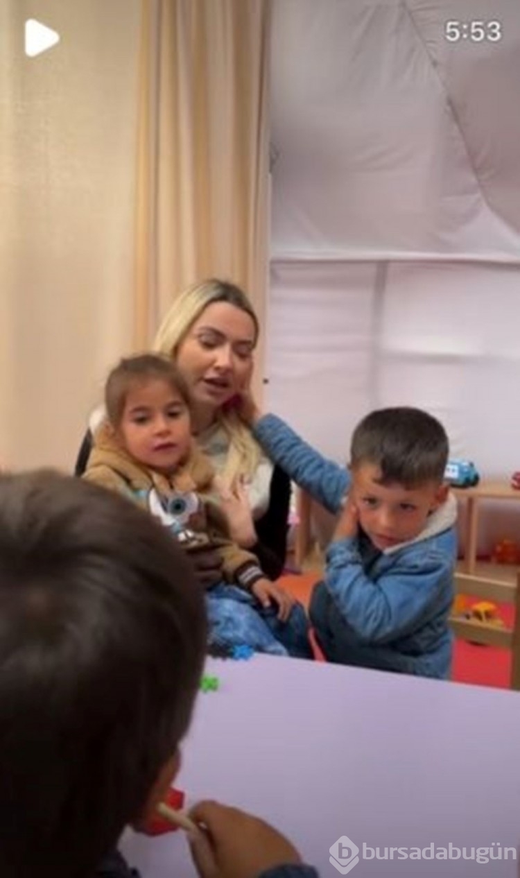 Hadise Hatay'da depremzede çocuklarla bir araya geldi
