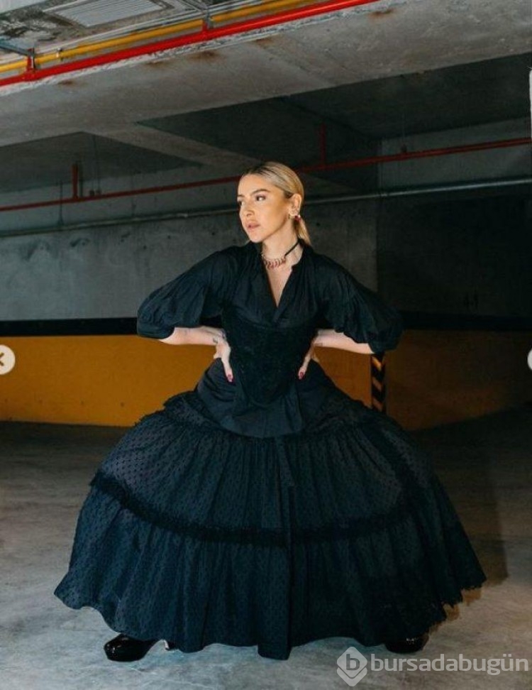 Hadise yine çömeldi yine dalga konusu oldu! 