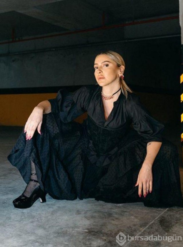 Hadise yine çömeldi yine dalga konusu oldu! 