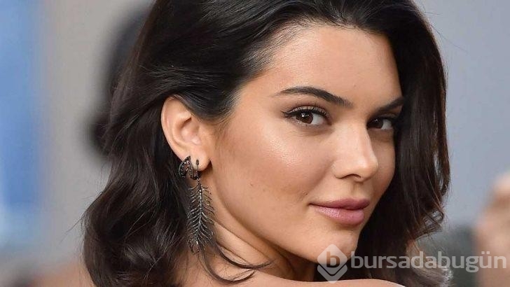 Kendall Jenner transparan elbisesiyle boy gösterdi! Gelen tepkileri aldırmadı