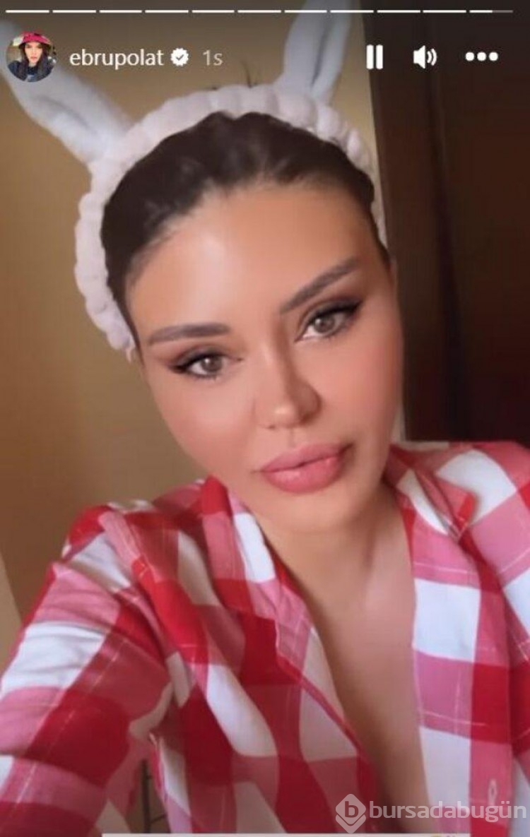 Şarkıcı Ebru Polat gömleğinin düğmelerini açıp poz verdi!