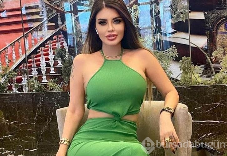 Şarkıcı Ebru Polat gömleğinin düğmelerini açıp poz verdi!