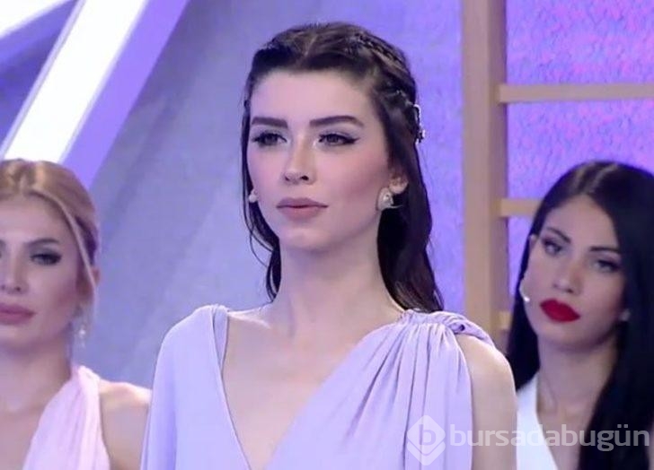 İşte Benim Stilim yarışmasıyla tanınan Aleyna Eroğlu'nun göğüs dekoltesine beğeni yağdı!